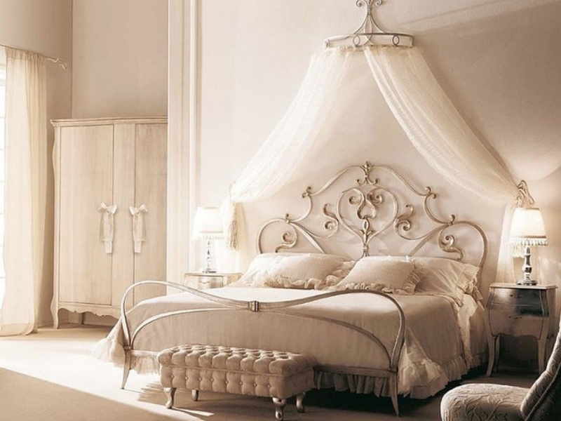 Кованные кровати (ручная работа) Кованная кровать с балдахином и прикроватным пуфиком